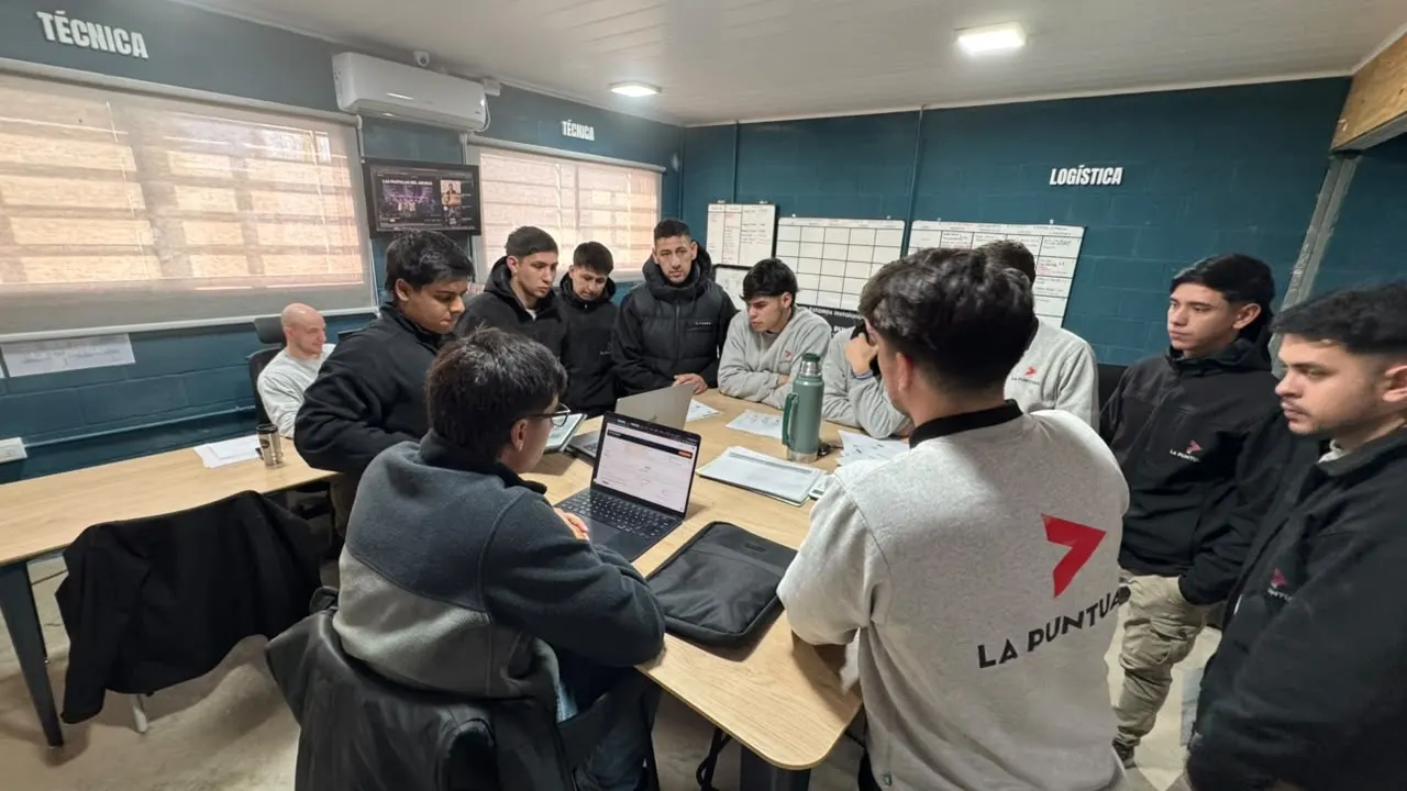 Reunidos alrededor de una mesa con el equipo de La Puntual